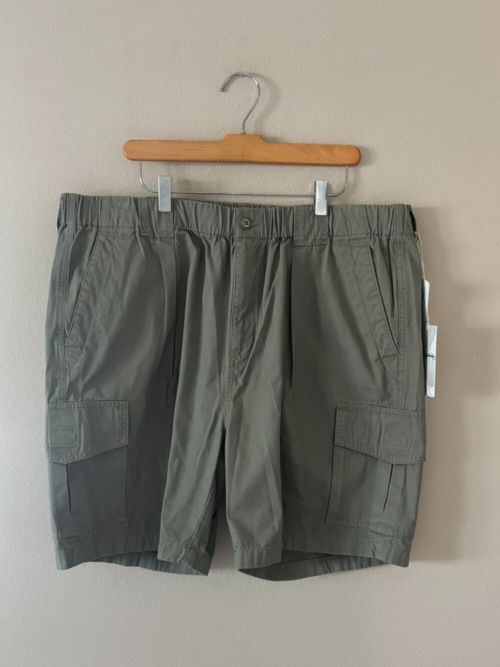NWT Tommy Bahama Survivor 8 Cargo Shorts Rock Shade (Khaki) Women's XXL 6-Pocket